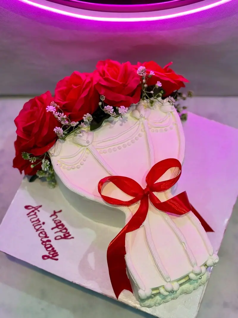 Anniversary cake with red roses