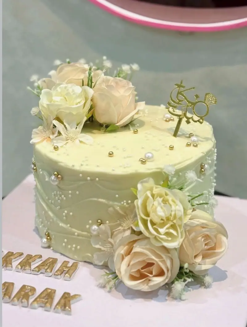 Ivory cake with cream roses
